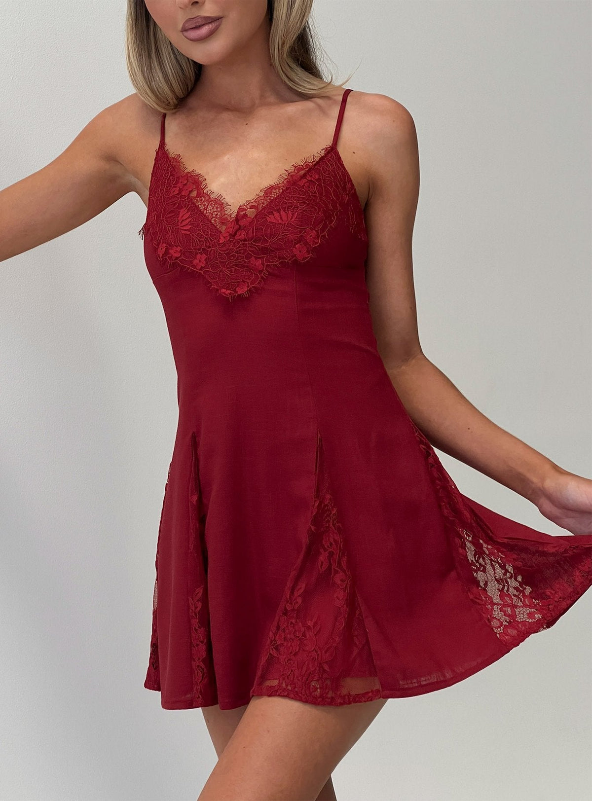 Bloomie Lace Godet Minikleid Kirschlack