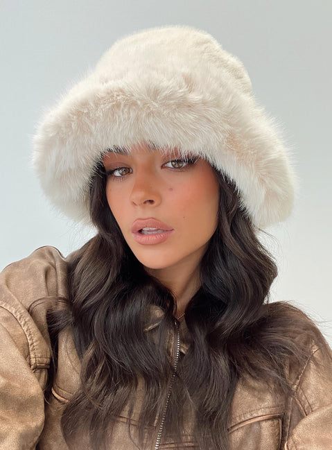Plush bucket hat Short soft brim, fully lined