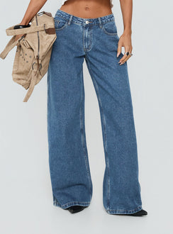 Ramos Jeans mit niedrigem Bund und weitem Bein in mittlerer Waschung