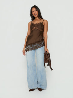Cleosa asymmetrisches Satin-Top mit Spitzenbesatz, Schokobraun