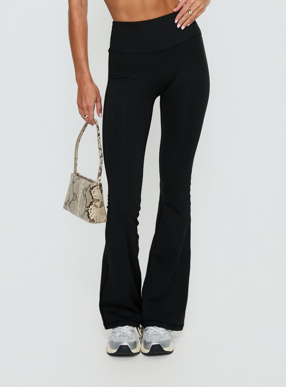 Energize Active Invisible Scrunch Flare Leggings Schwarz