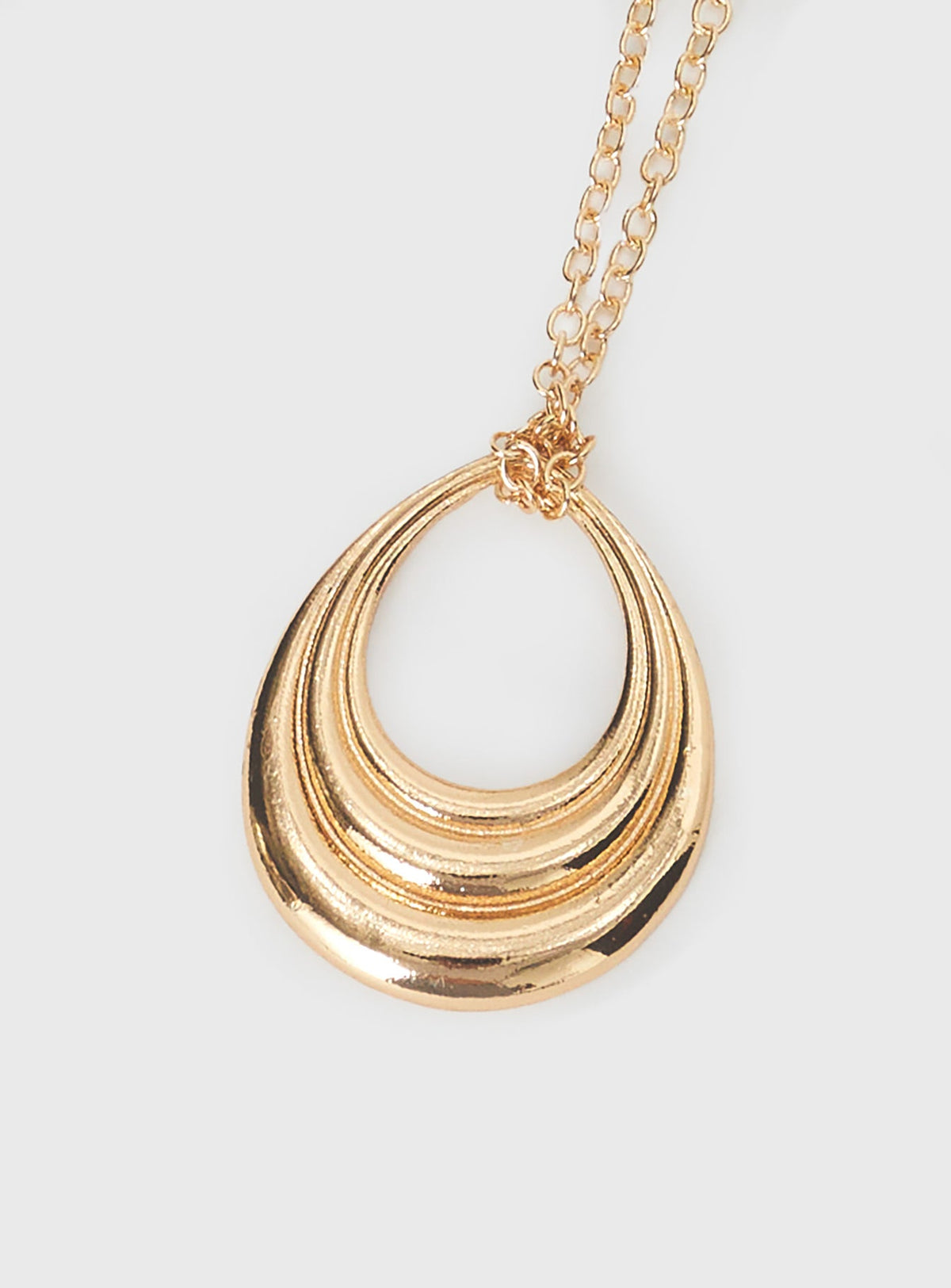 Gold toned pendant necklace