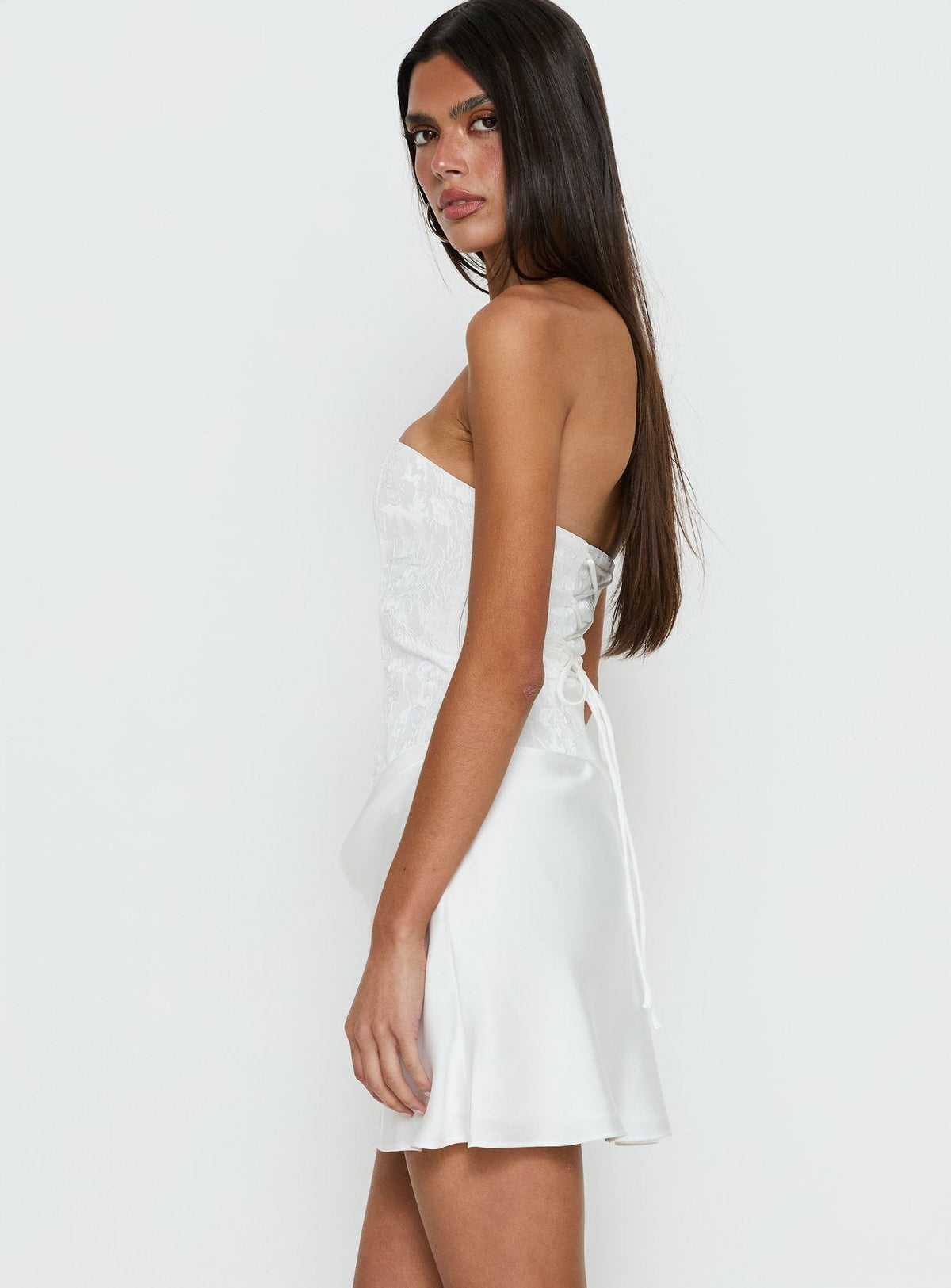 Jenevieve trägerloses Drapier-Minikleid Weiß