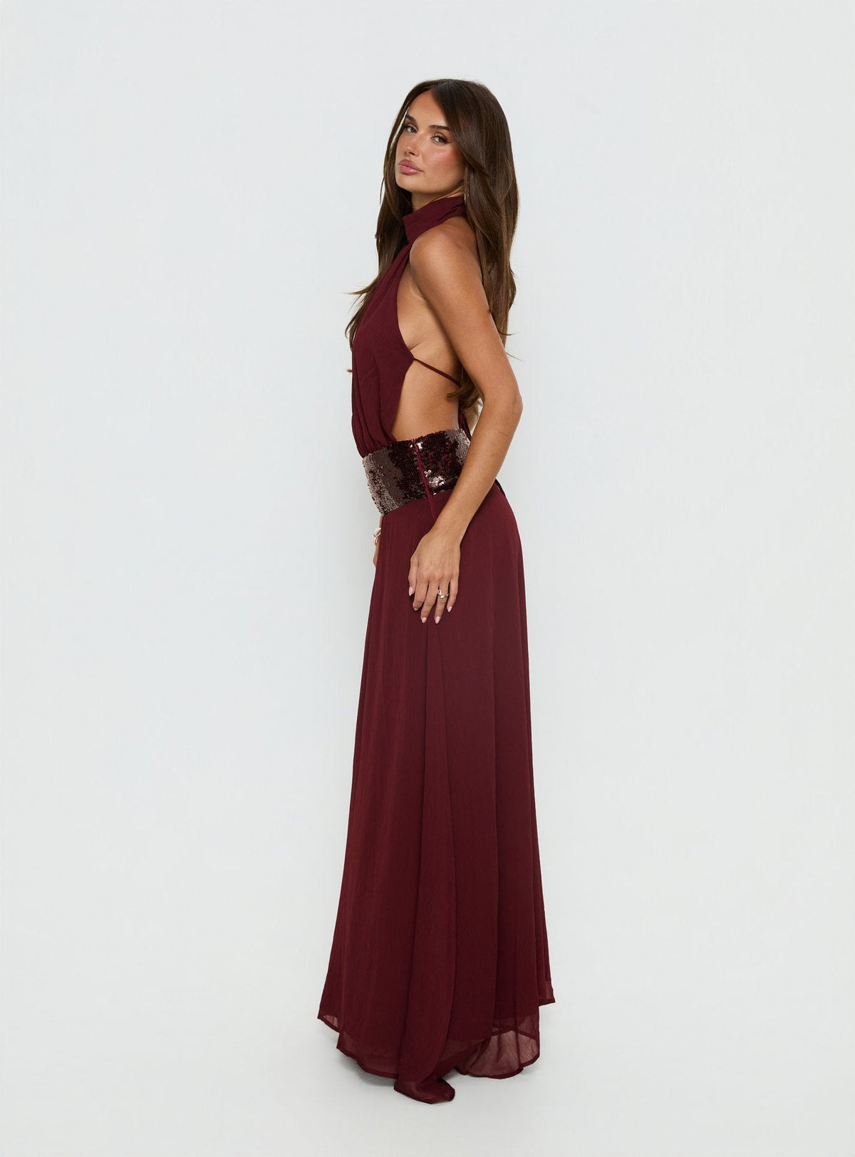 Darwinn Maxikleid mit tiefsitzendem Taillenbund und Pailletten in Bordeauxrote