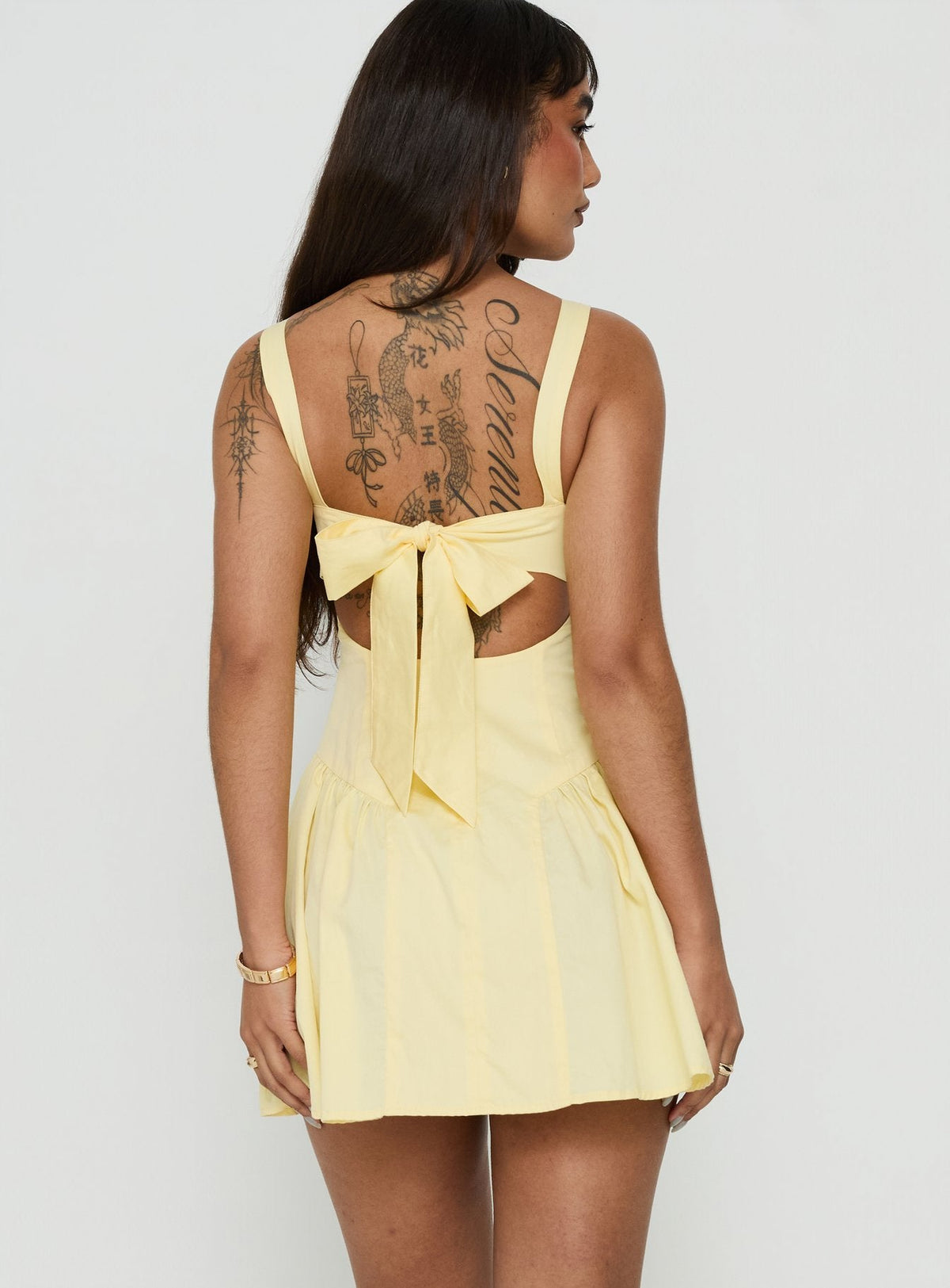 Lelouise Minikleid mit Bindebändern Buttergelb