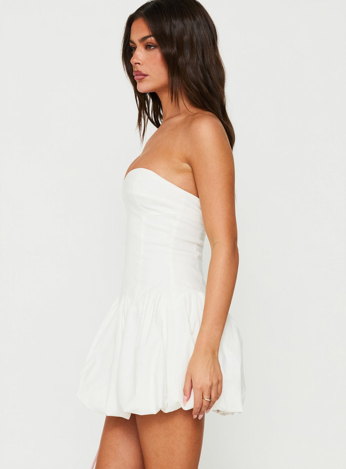 Celestie trägerloses Mini-Kleid mit Bubikragen-Saum Weiß