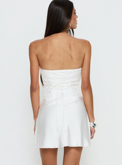 Jenevieve trägerloses Drapier-Minikleid Weiß