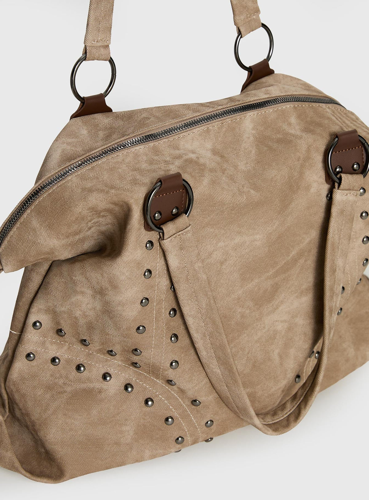 Brittin Umhängetasche mit Nietenbesatz Beige