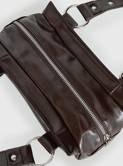 Amarra Umhängetasche aus genietetem Kunstleder Washed Brown