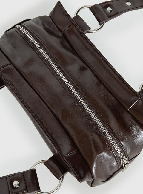 Amarra Umhängetasche aus genietetem Kunstleder Washed Brown