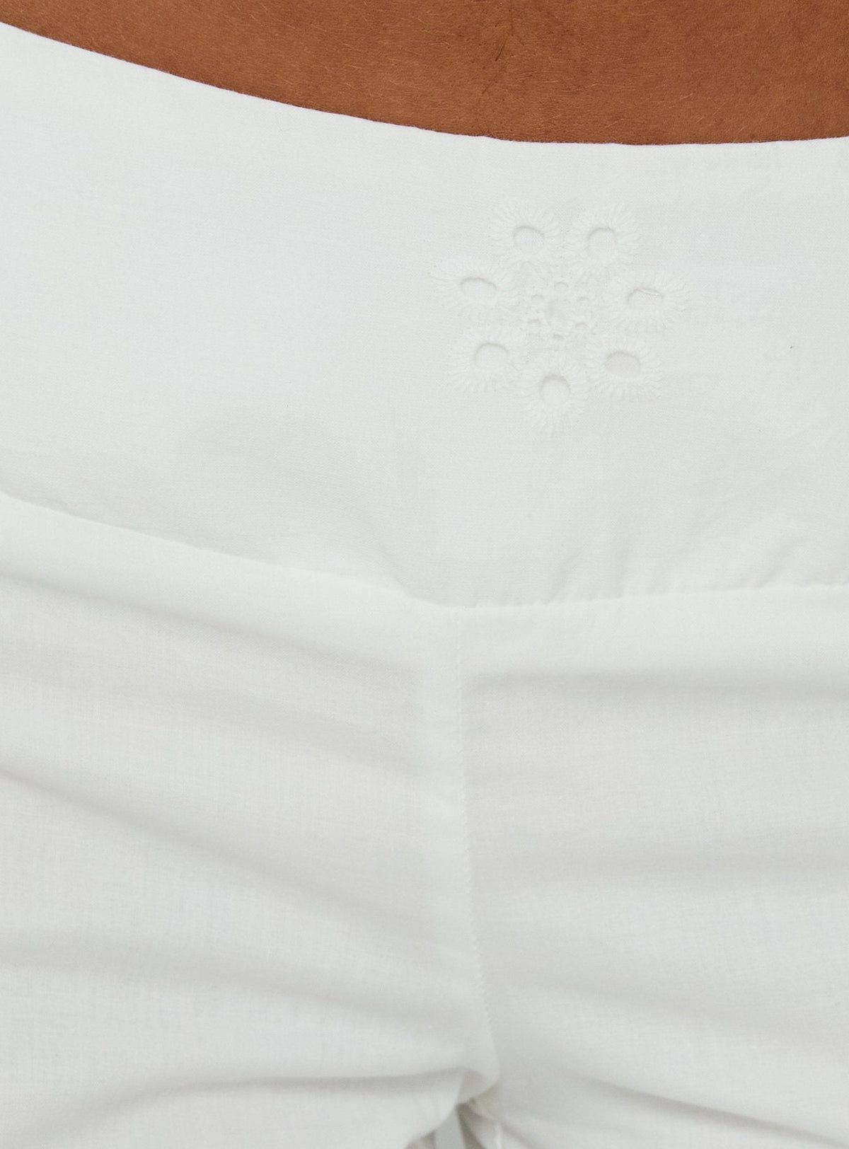 Slow Days Broderie Anglaise Hose mit mittelhohem Bund Weiß
