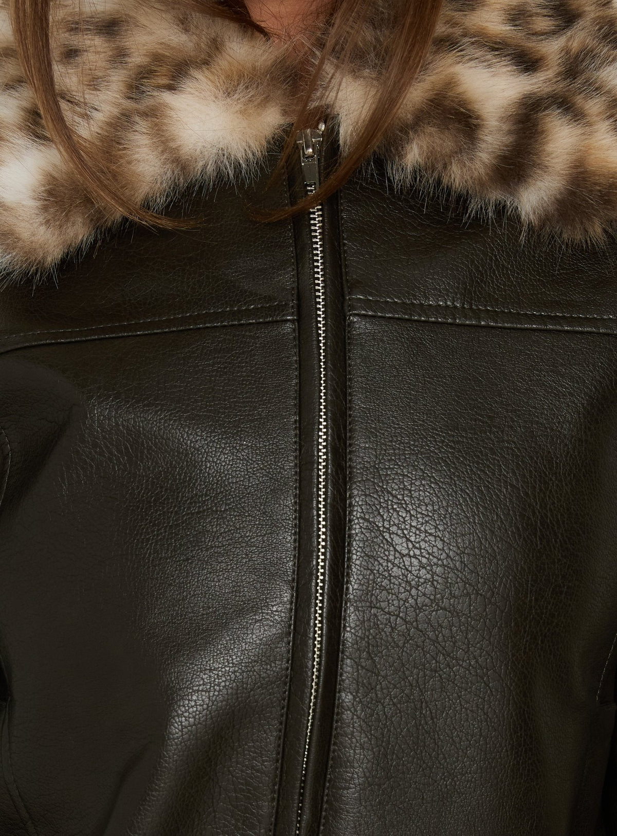 Stevvie Jacke mit Kunstpelzbesatz Schwarz / Leopard