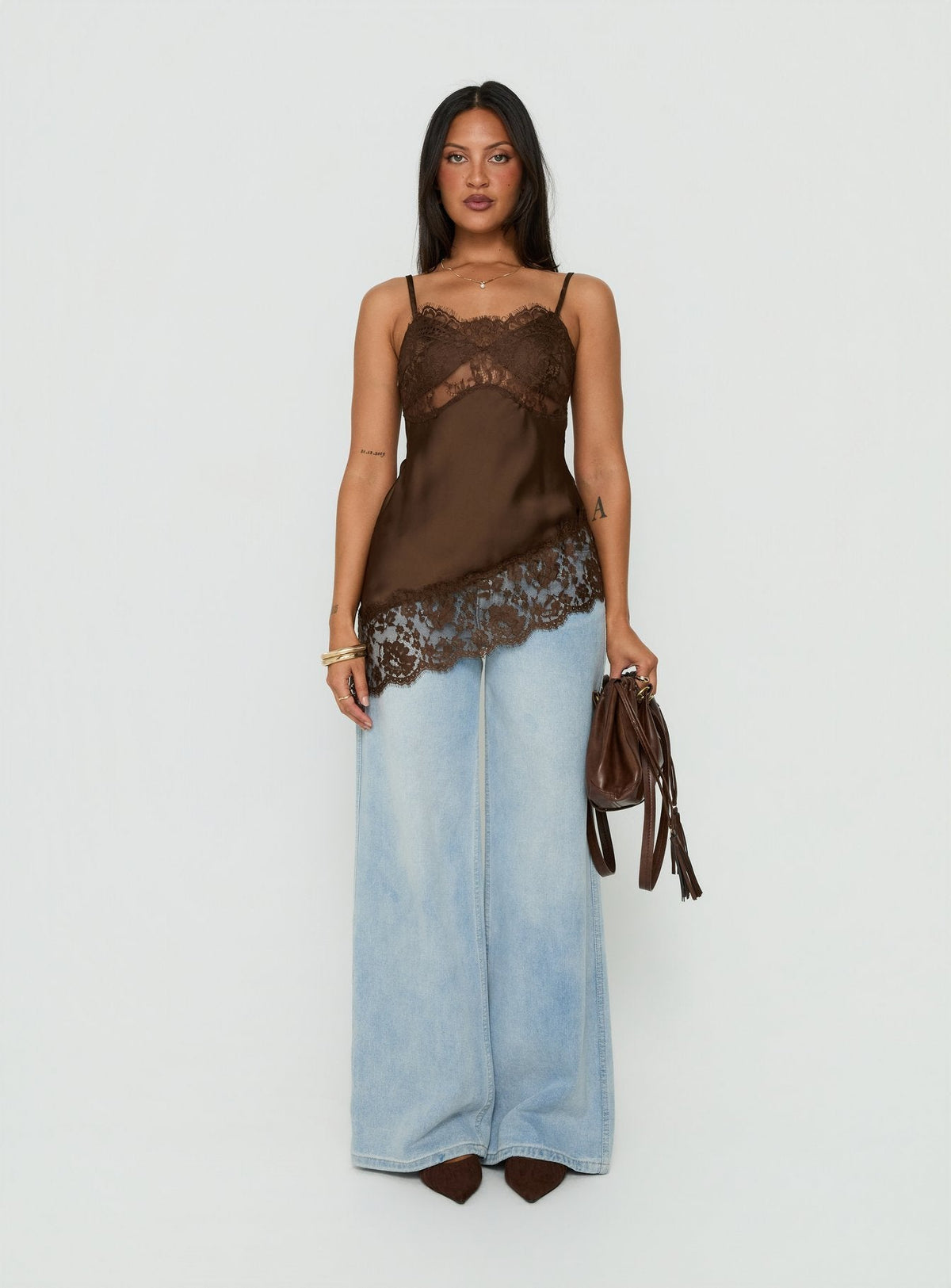 Cleosa asymmetrisches Satin-Top mit Spitzenbesatz, Schokobraun