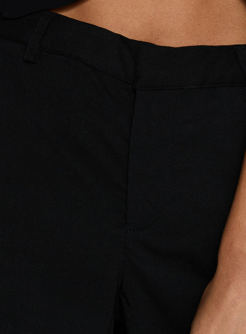 Amzie Figurbetonte Mini-Shorts Schwarz