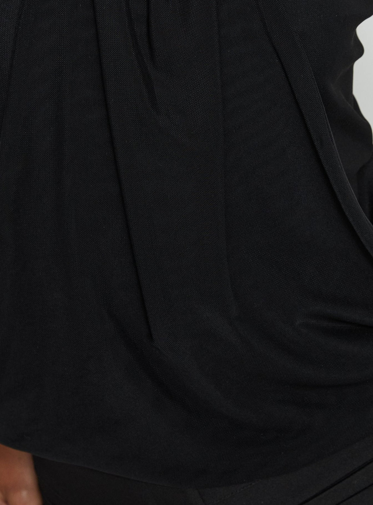 Hedlea Top mit drapiertem Ringdetail – Schwarz