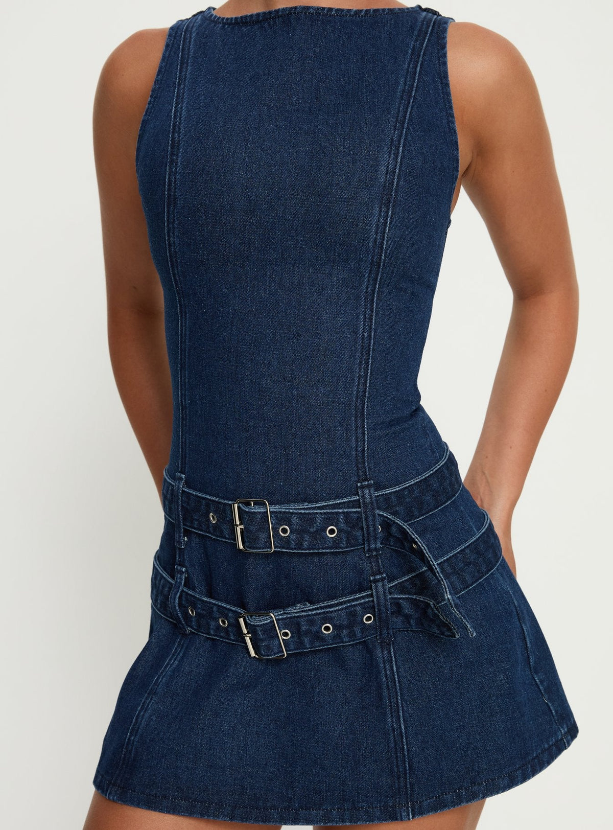 Kainer Denim-Minikleid mit Schnalle, dunkelblaue Waschung