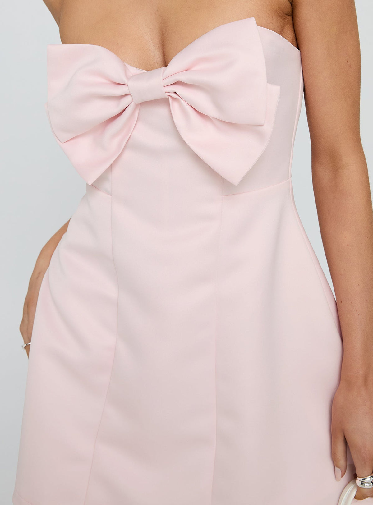 Genevie Trägerloses Mini-Kleid mit Schleife an der Brust Hellrosa