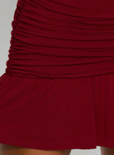 Haylo schulterfreies drapiertes Minikleid Bordeauxrote