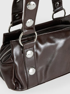 Amarra Umhängetasche aus genietetem Kunstleder Washed Brown