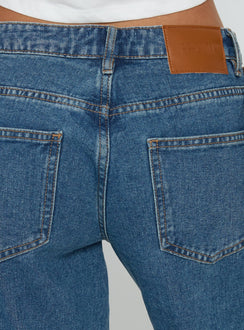 Ramos Jeans mit niedrigem Bund und weitem Bein in mittlerer Waschung
