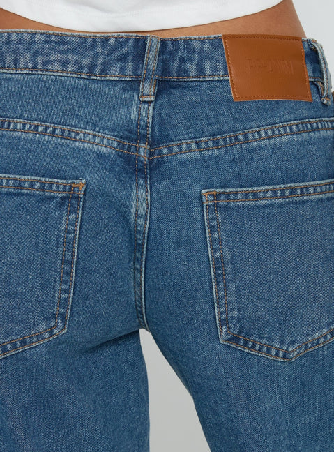 Ramos Jeans mit niedrigem Bund und weitem Bein in mittlerer Waschung