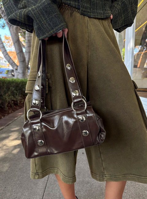 Amarra Umhängetasche aus genietetem Kunstleder Washed Brown
