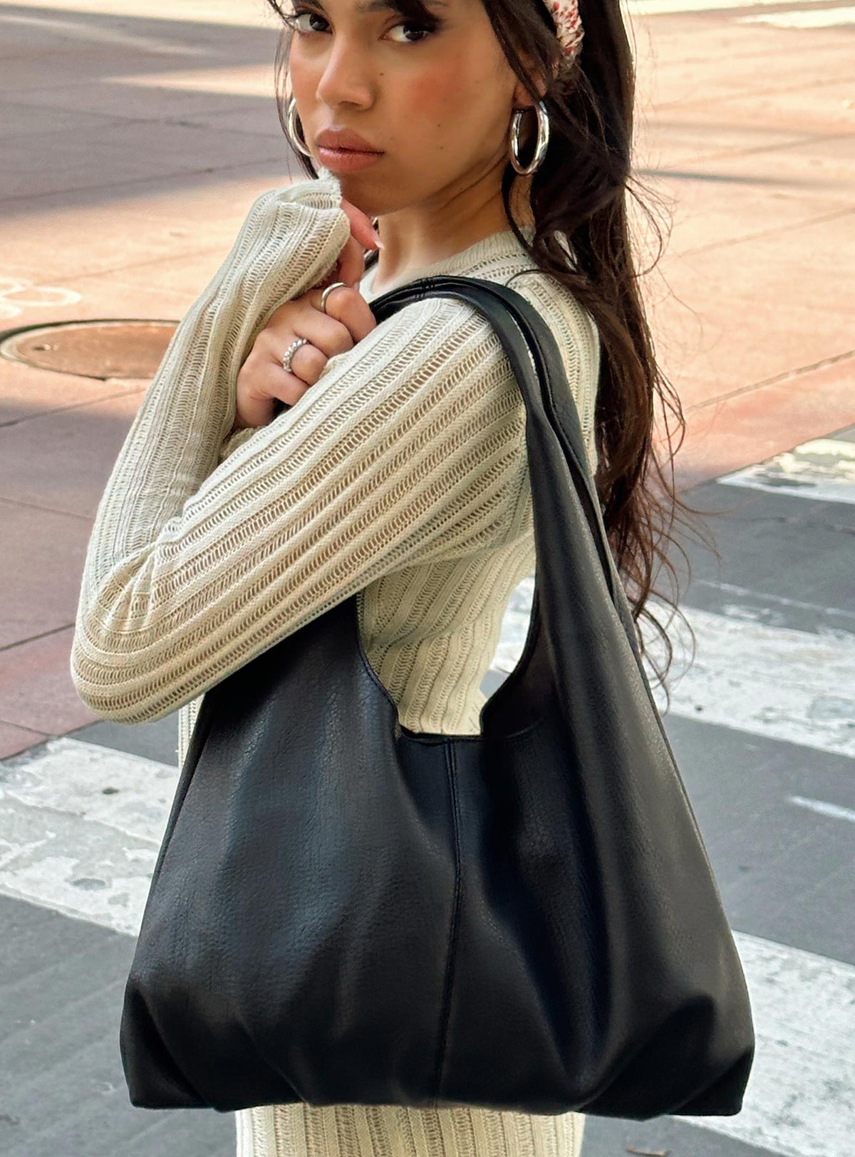 Zenia Schultertasche Schwarz